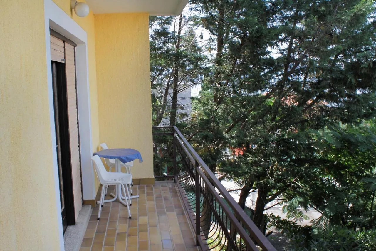 Apartments with a parking space Novi Vinodolski - 2416